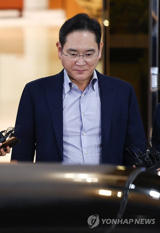 이재용 삼성전자 회장이 11일 오후 서울 강서구 서울김포비즈니스항공센터를 통해 귀국하고 있다. 연합뉴스